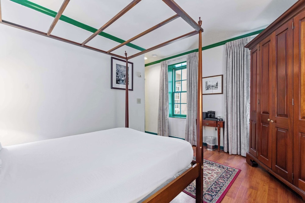 1 Double Bed, Accessible, Roll-In Shower photo 2