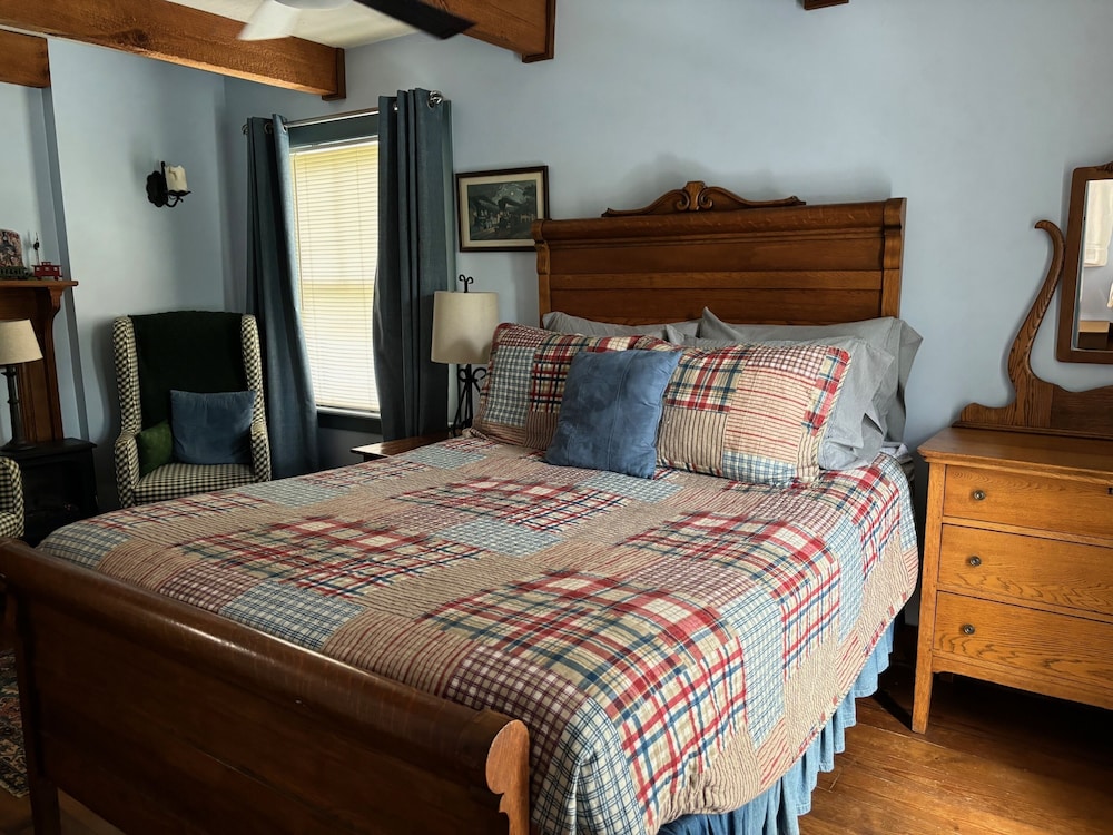 Standard Double Room, Private Bathroom (Tunnels & Trestles)