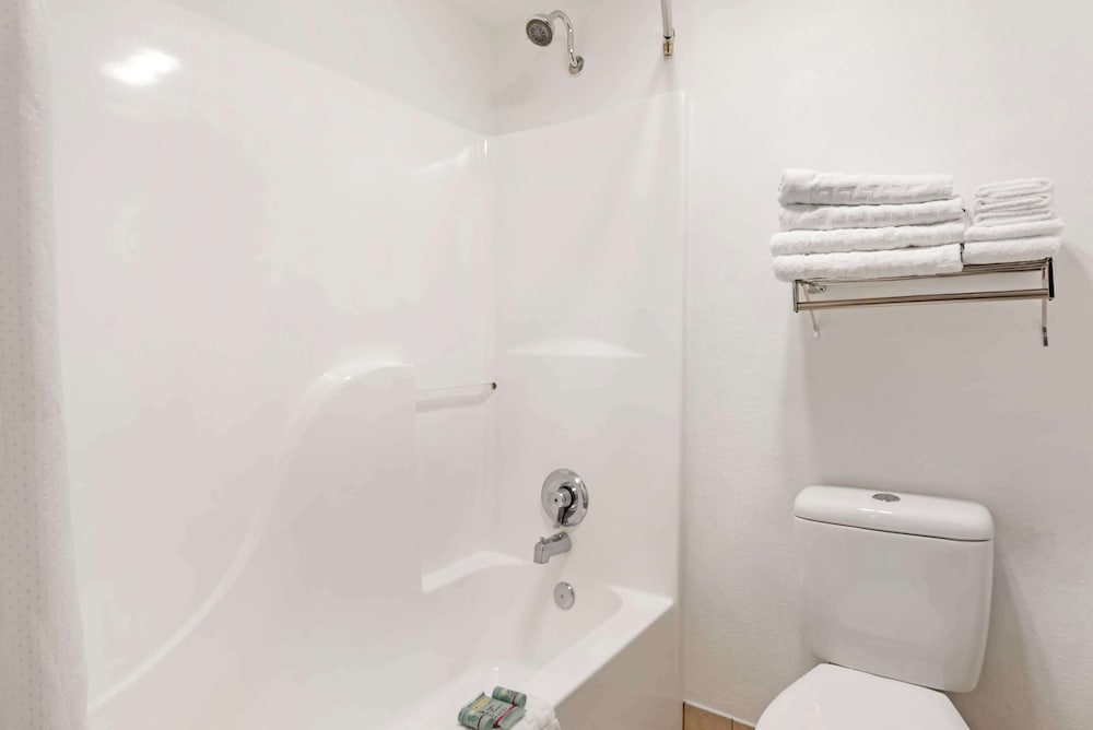 Standard Room, 2 Queen Beds, Non Smoking, Refrigerator & Microwave (Pet Friendly) - Photo 5