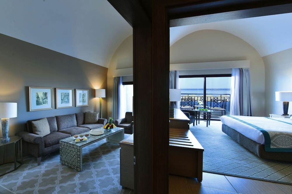Executive Suite, 1 Queen Bed, Pool View