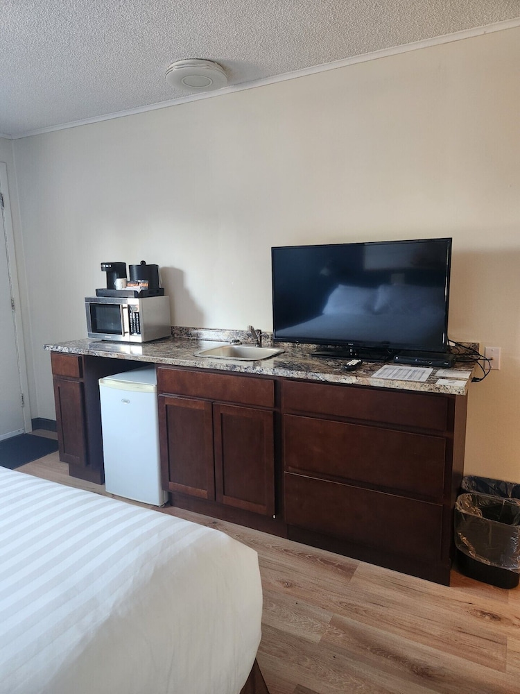 Room, 1 Queen Bed, Non Smoking, Kitchenette (Drive-Up) - Photo 4