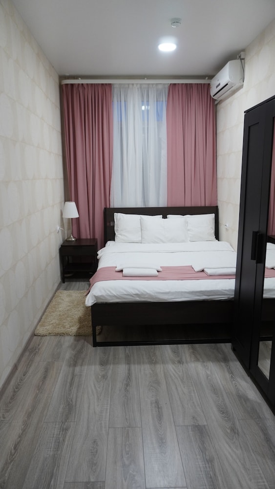 Family Room, 1 Queen Bed With Sofa Bed photo 2