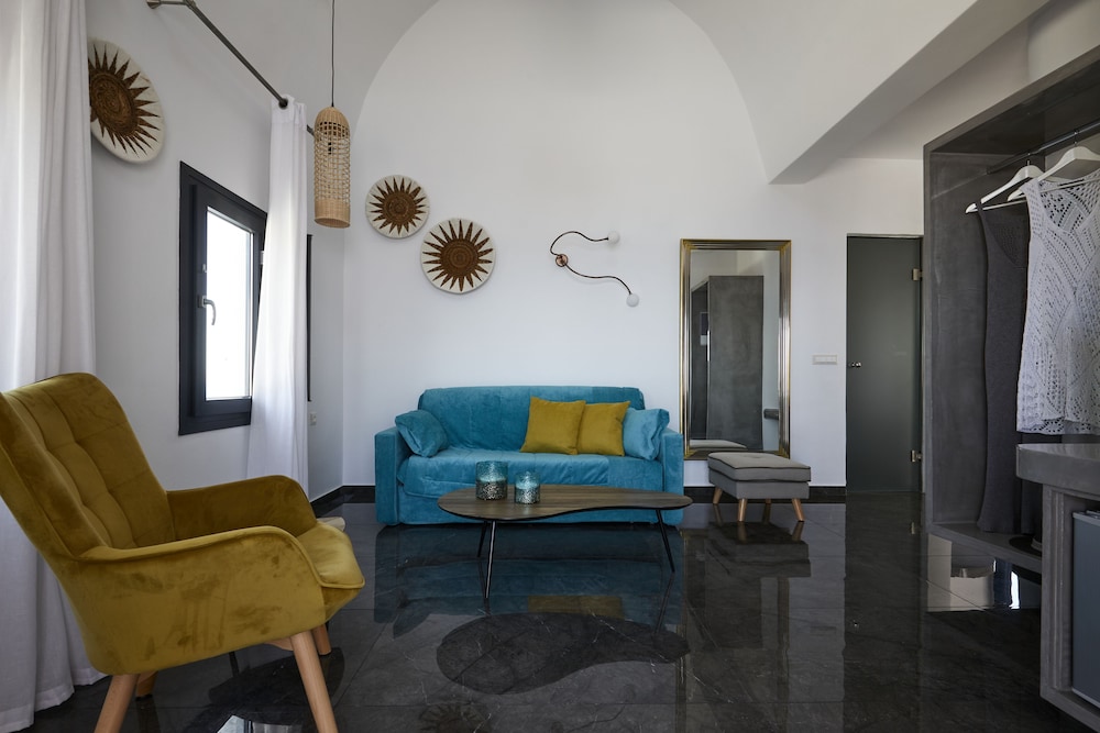 Elegant Suite with outdoor heated private Jacuzzi - Photo 9