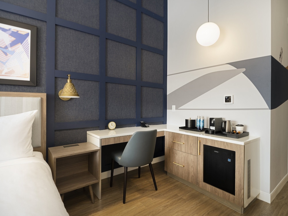 Grand Room, 1 King Bed, Transfer Shower (Mobility) - Photo 6