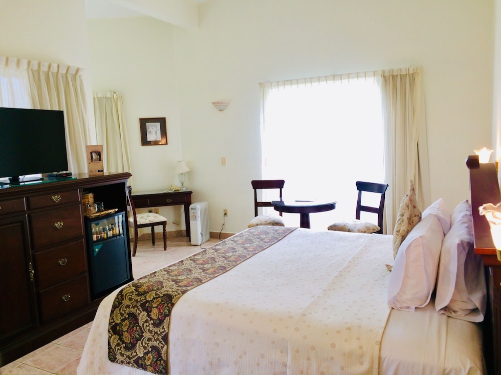 Honeymoon Suite, 1 King Bed, Jetted Tub photo 2