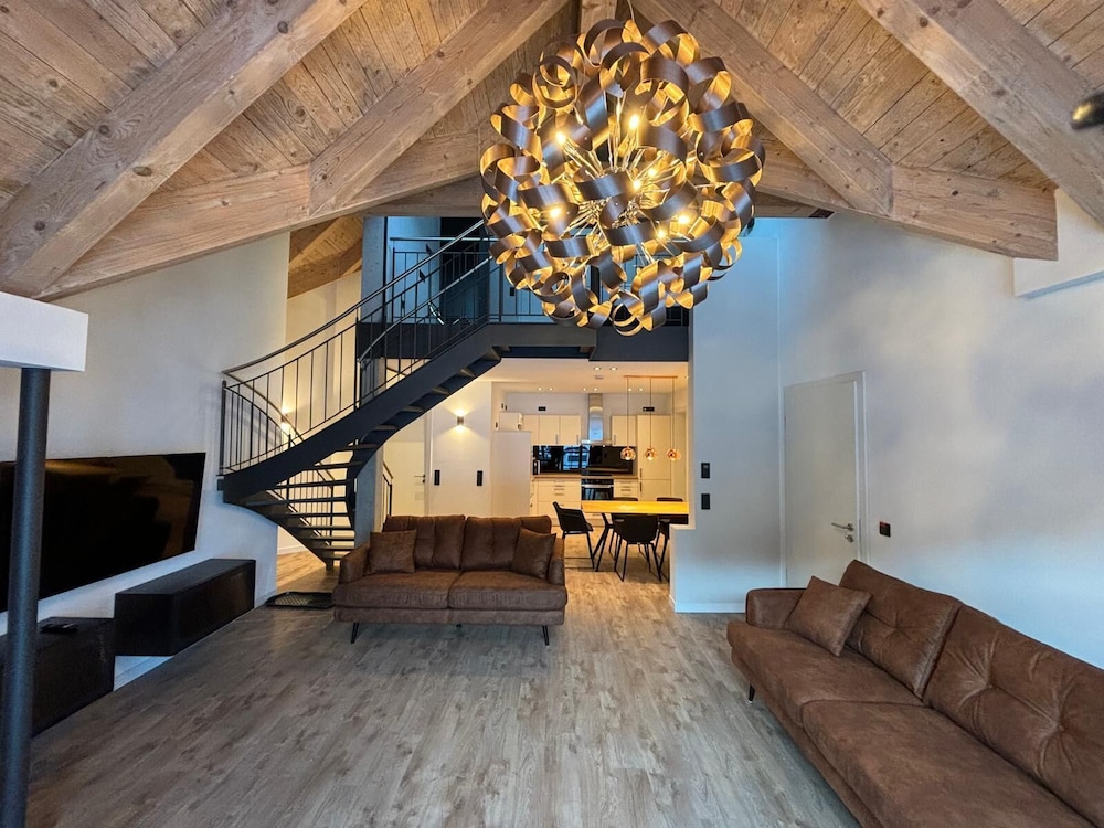 Premium Apartment, 4 Bedrooms, Balcony, Mountainside