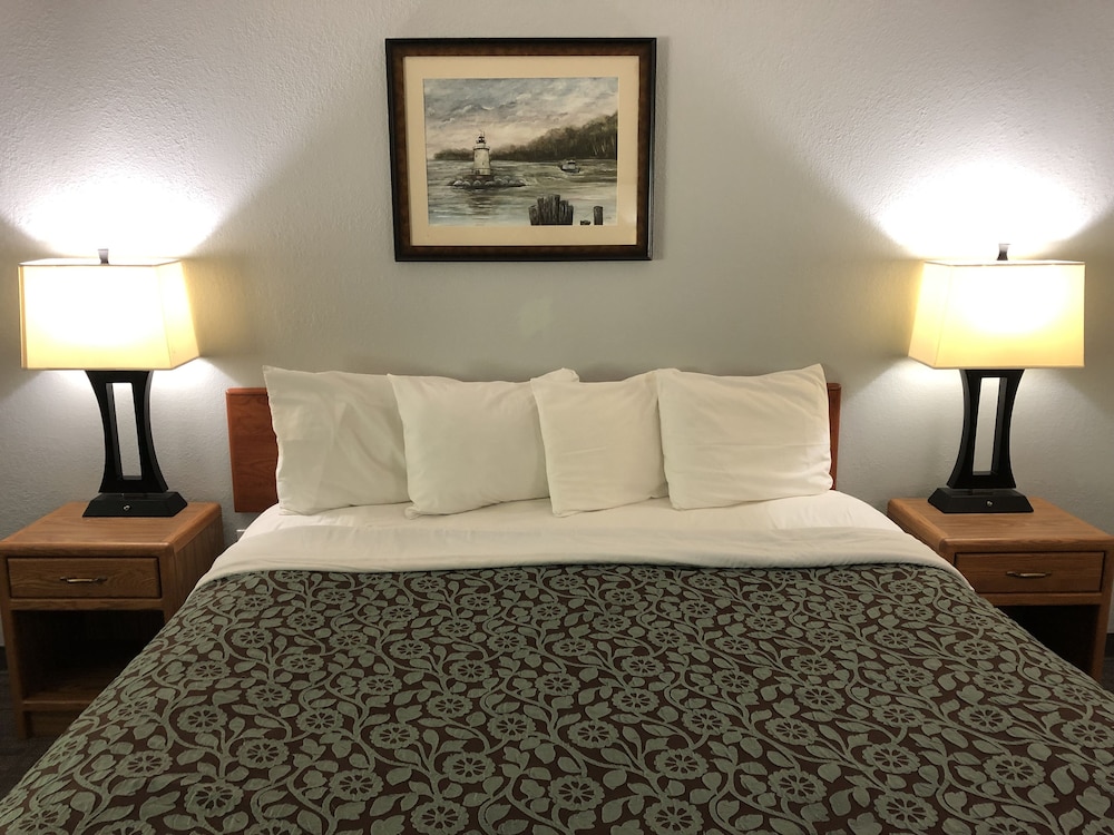 1 King Bed, Non-Smoking - Photo 2
