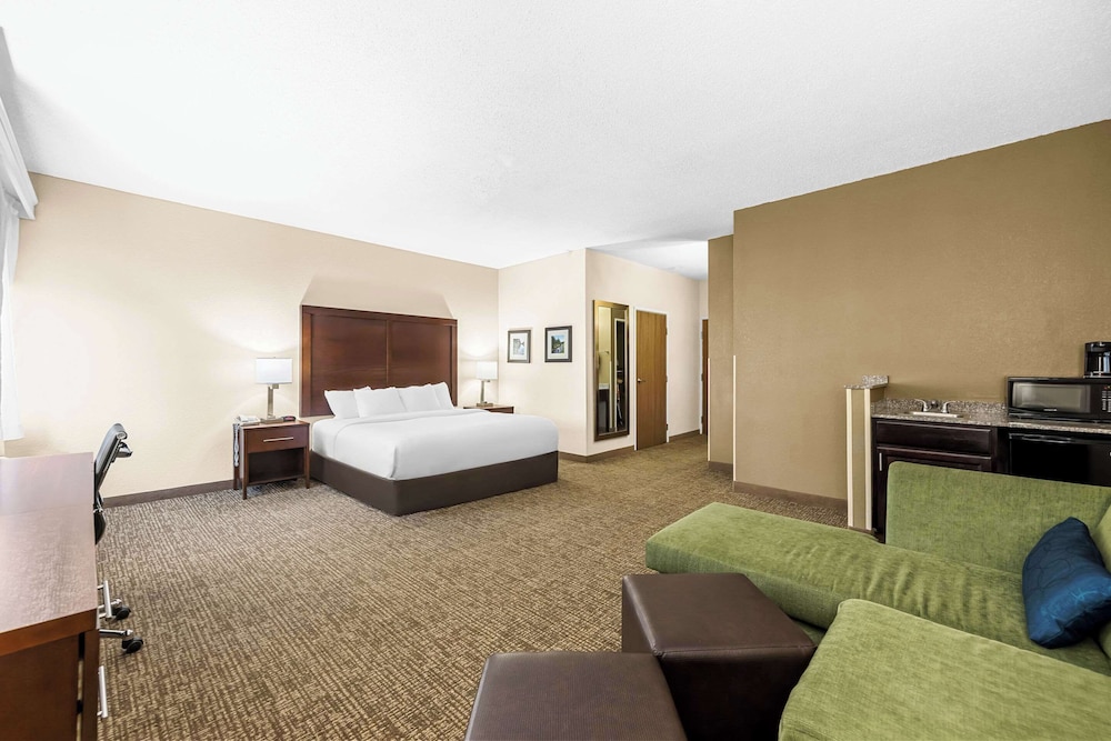 Suite, 1 King Bed with Sofa bed, Accessible, Non Smoking - Photo 2