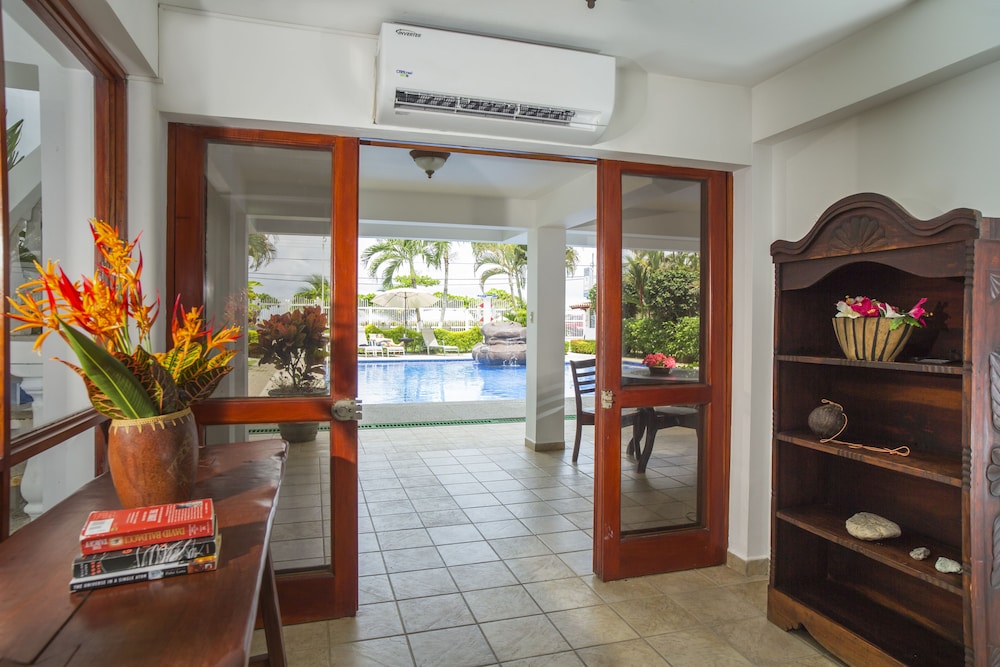 Condo, 2 Bedrooms, Ocean View (A2) photo 3