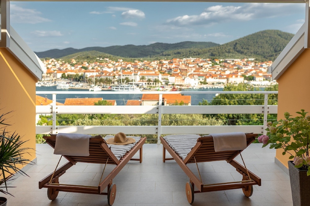 Apartment (Two bedroom Apartment with Terrace an)