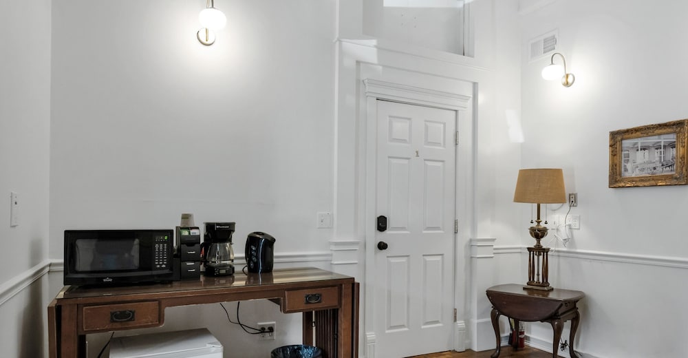 Carriage House Suite 1 photo 2