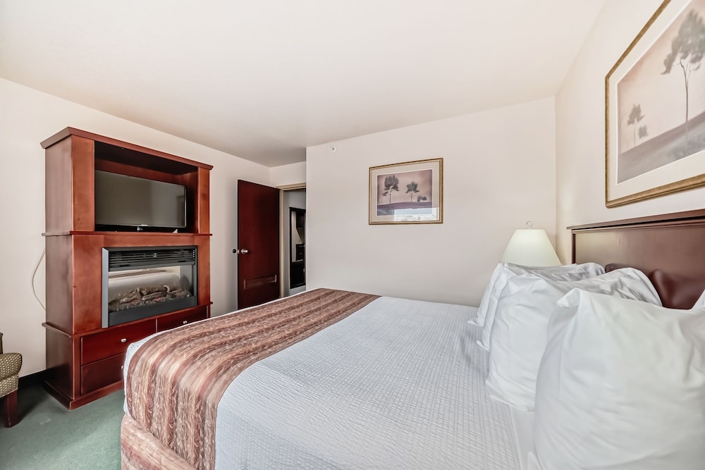 Suite, 1 Queen Bed with Sofa bed photo 3