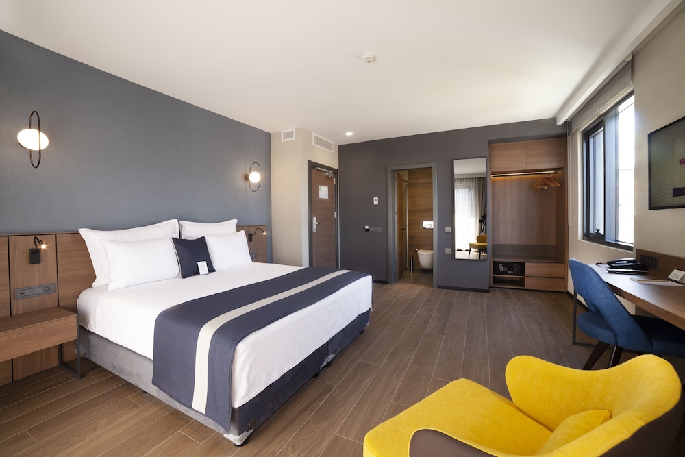 Deluxe Room, Terrace, City View - Photo 4