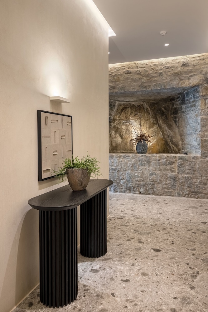 STONE Suite with Private Pool and Garden View - Photo 4