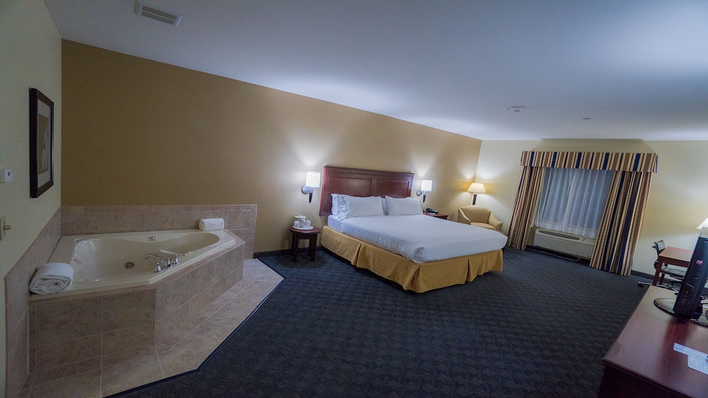 Standard Room, 1 King Bed, Jetted Tub - Photo 4