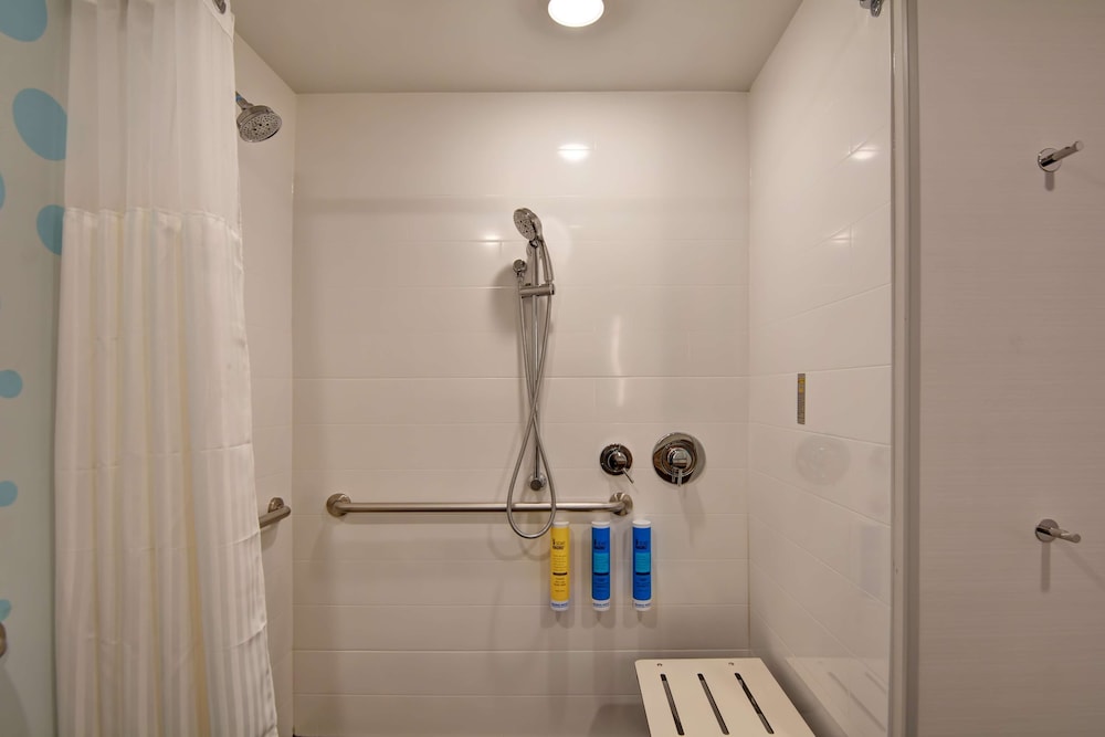 Room, 1 King Bed, Accessible (Hearing, Roll-in Shower) photo 3