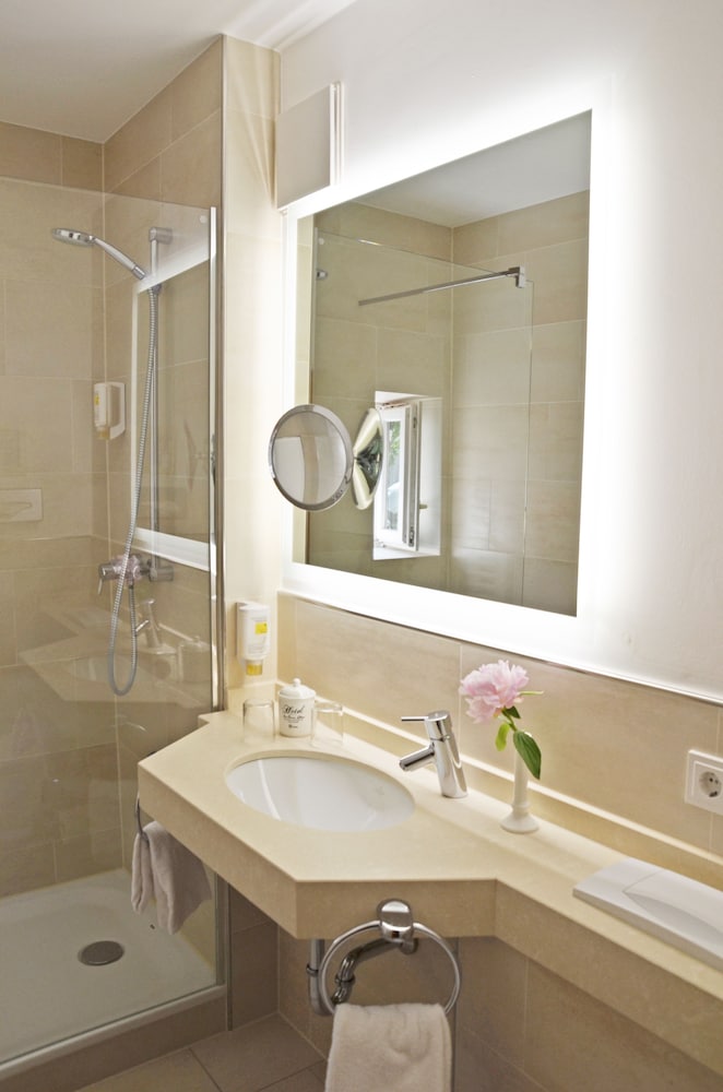 Basic Room, 1 Queen Bed, Ensuite photo 2