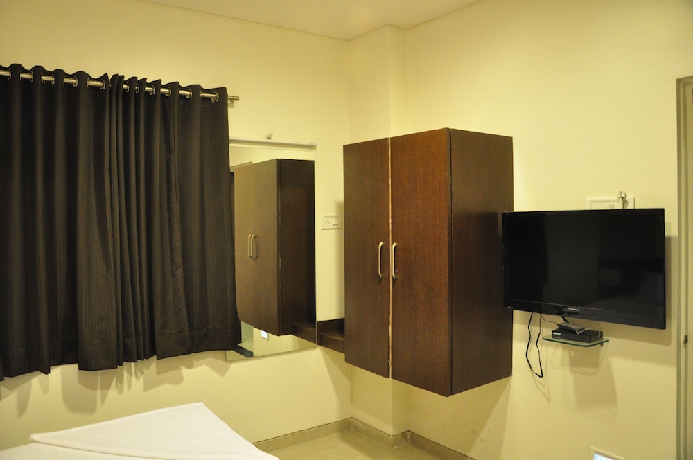Deluxe Double Room, 1 Bedroom, Accessible, Smoking photo 2