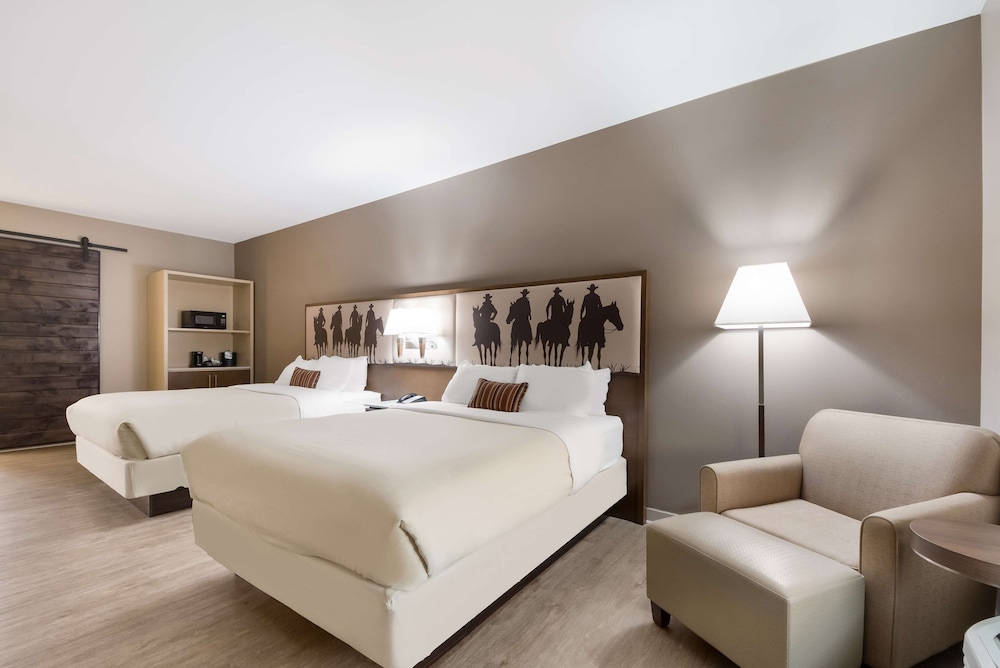 Suite, 2 Queen Beds, Non Smoking, Refrigerator & Microwave - Photo 4