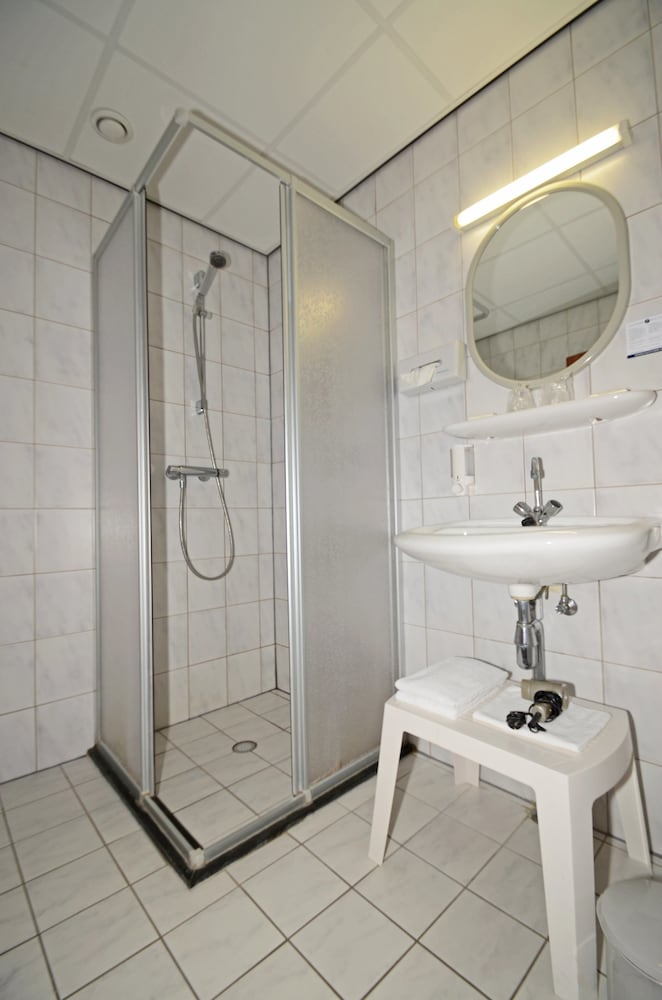 Double Room (shower, small) - Photo 3