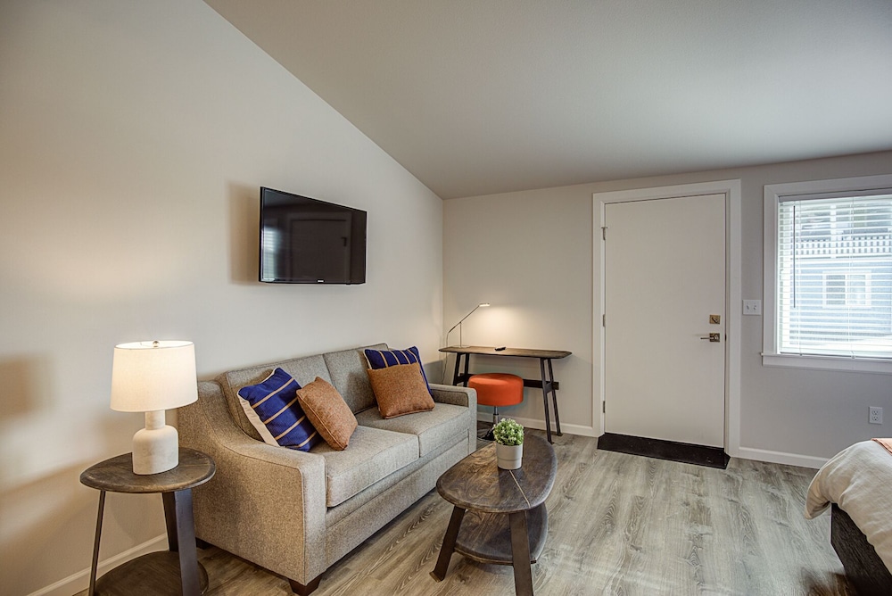 Single Queen ADA Streetside Suite photo 3