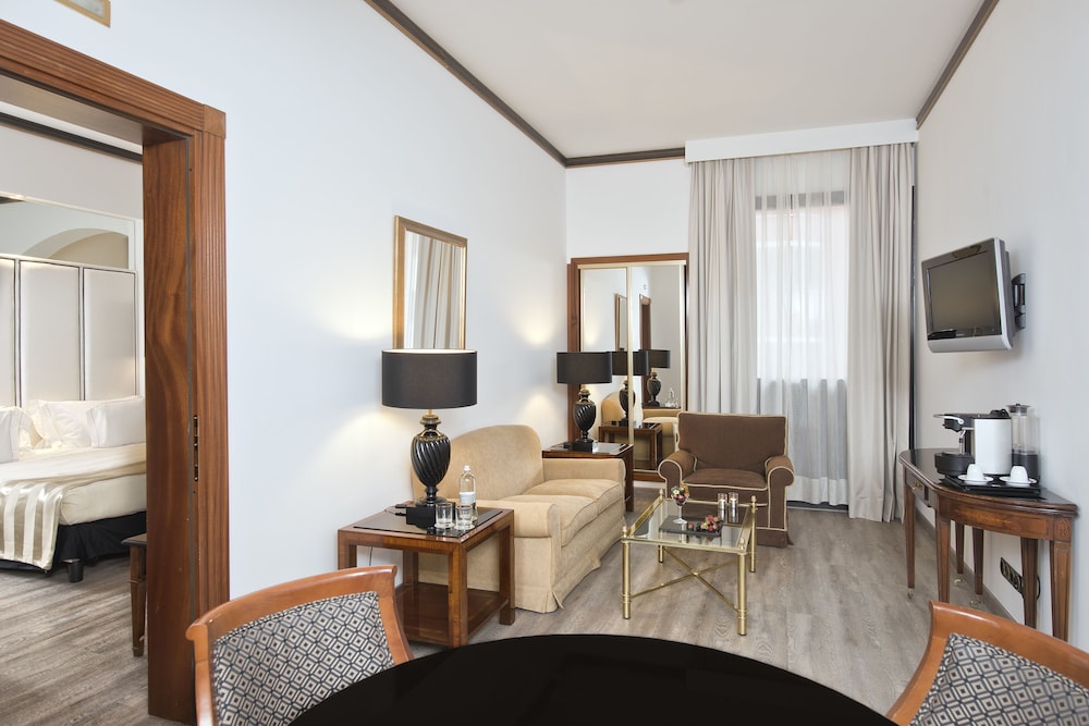 The Level Business Suite and Lounge Access - Photo 4