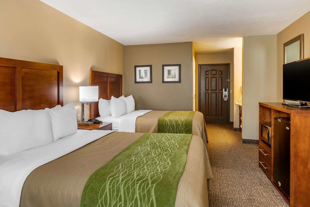 Standard Room, 2 Queen Beds, Non Smoking - Photo 1