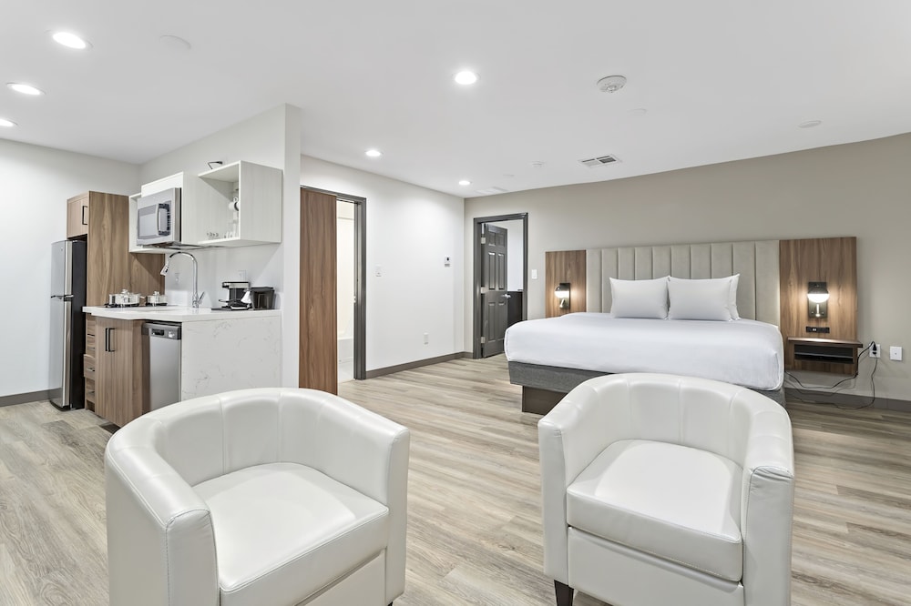 Suite, Multiple Beds, Non Smoking - Photo 2