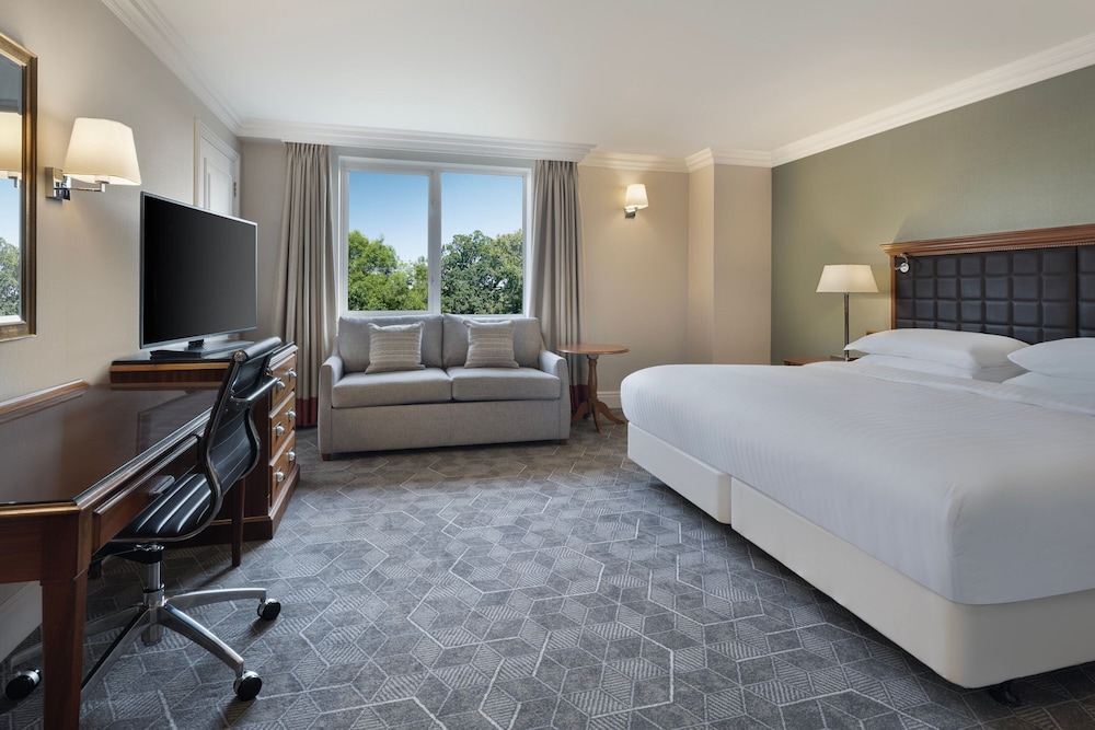 Superior Room, 1 Queen Bed with Sofa bed photo 2