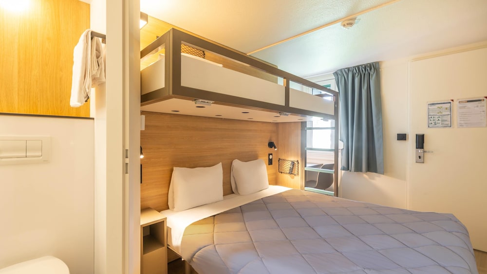 Standard Room, Multiple Beds - Photo 6