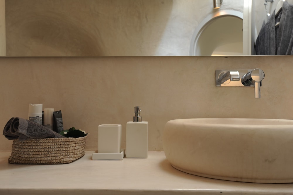 Premium Spa Room with Indoor Hot tub Caldera View - Photo 12