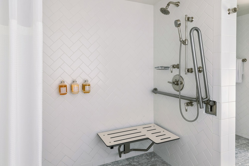 Deluxe Single Room, 1 King Bed, Roll-in Shower