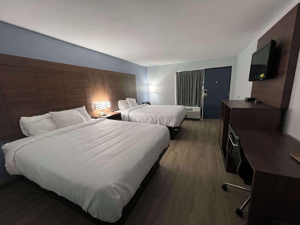 Room, 2 Queen Beds, Smoking photo 2