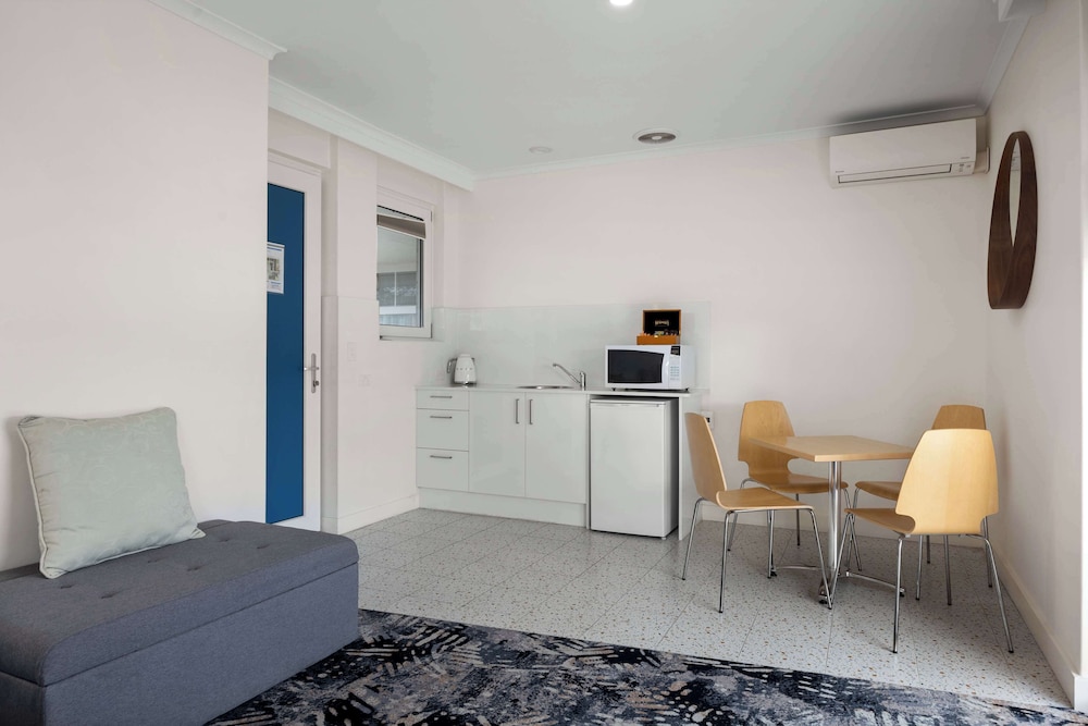 Superior Room, Multiple Beds, Kitchenette, Courtyard Area - Photo 7