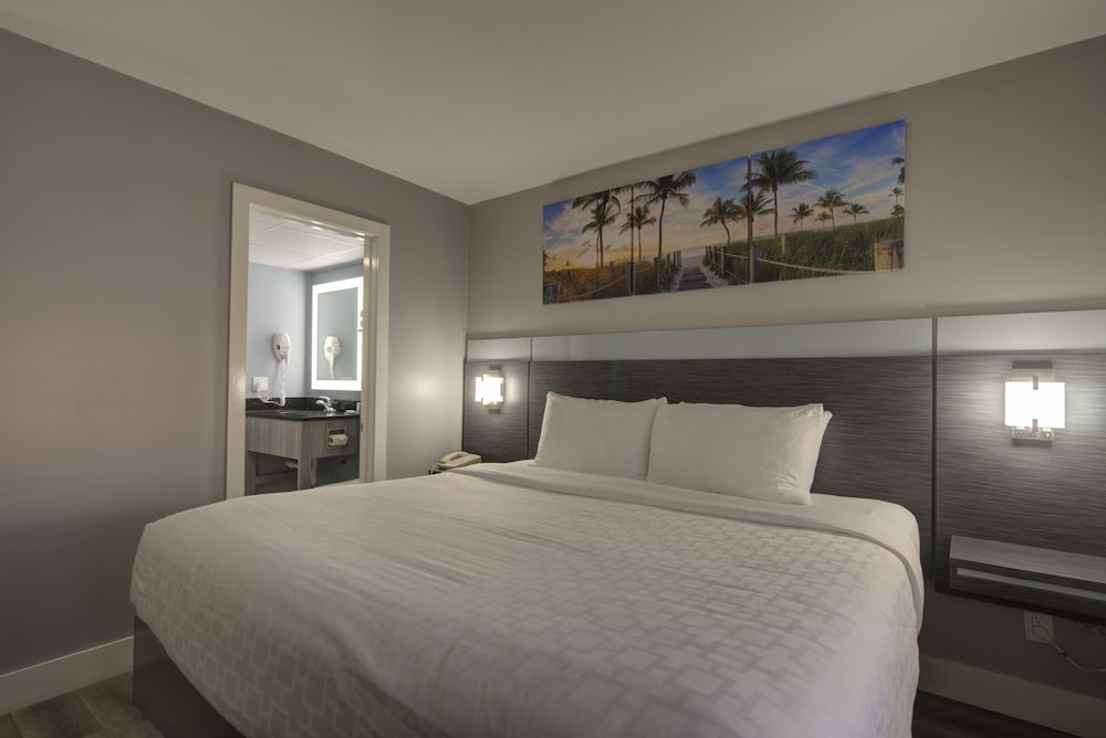 Room, 1 King Bed, Non Smoking (Upgrade) - Photo 2