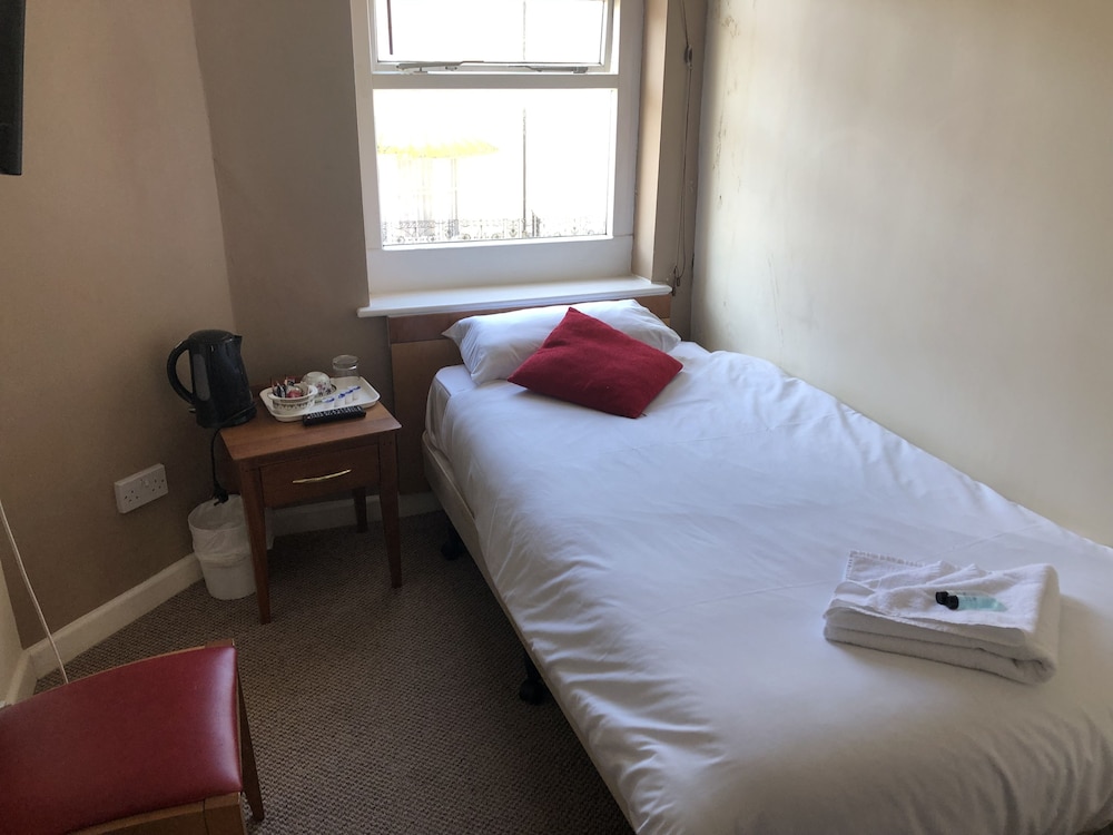 Basic Triple Room, Non Smoking, Shared Bathroom