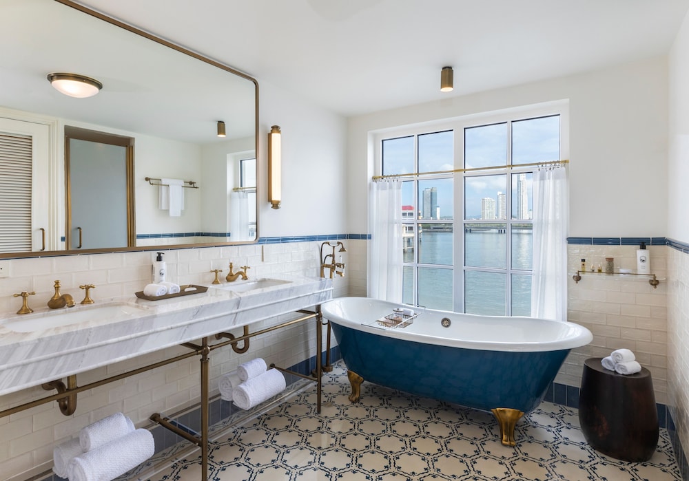 Opera One Bedroom Suite with One King Bed and Jacuzzi