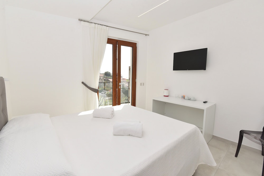 Superior Double Room, 1 Bedroom, Balcony, Hill View photo 2