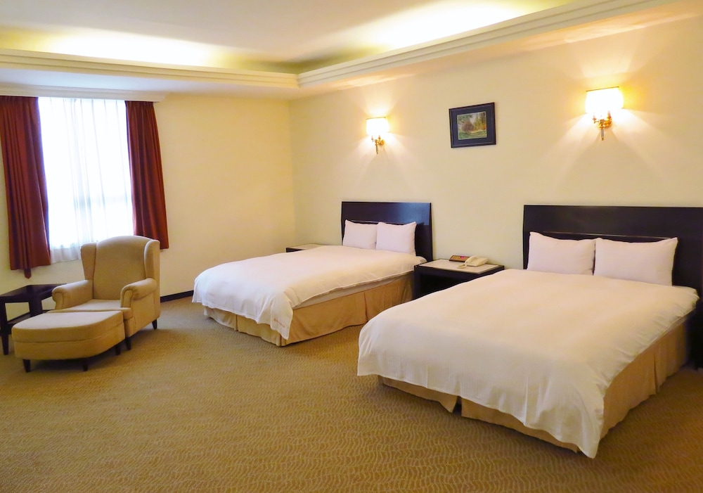 Deluxe Quadruple Room, 2 Queen Beds, Bathtub
