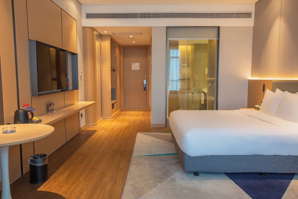 Standard Room, 1 King Bed (Extra Floor Space) - Photo 4