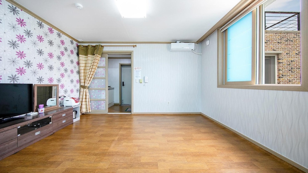 Basic Room, 1 Bedroom (202) - Photo 4