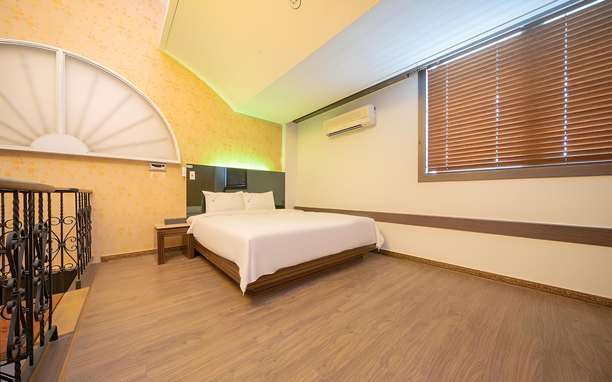 Room (Suite Standard-Duplex (Separate space)