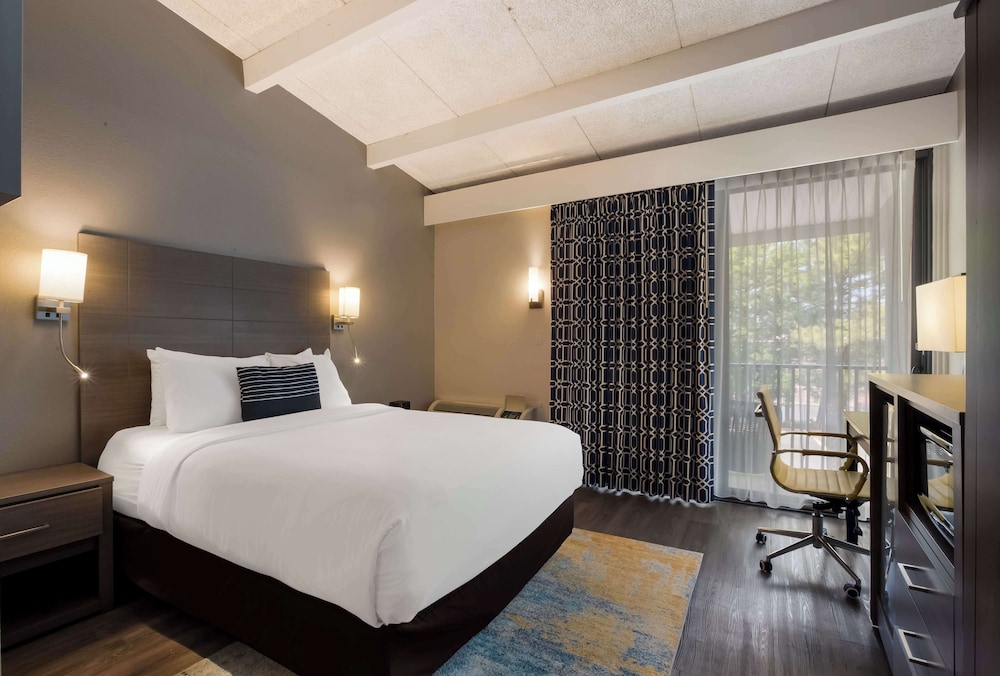 Standard Room, 1 Queen Bed, Non Smoking, Patio photo 2