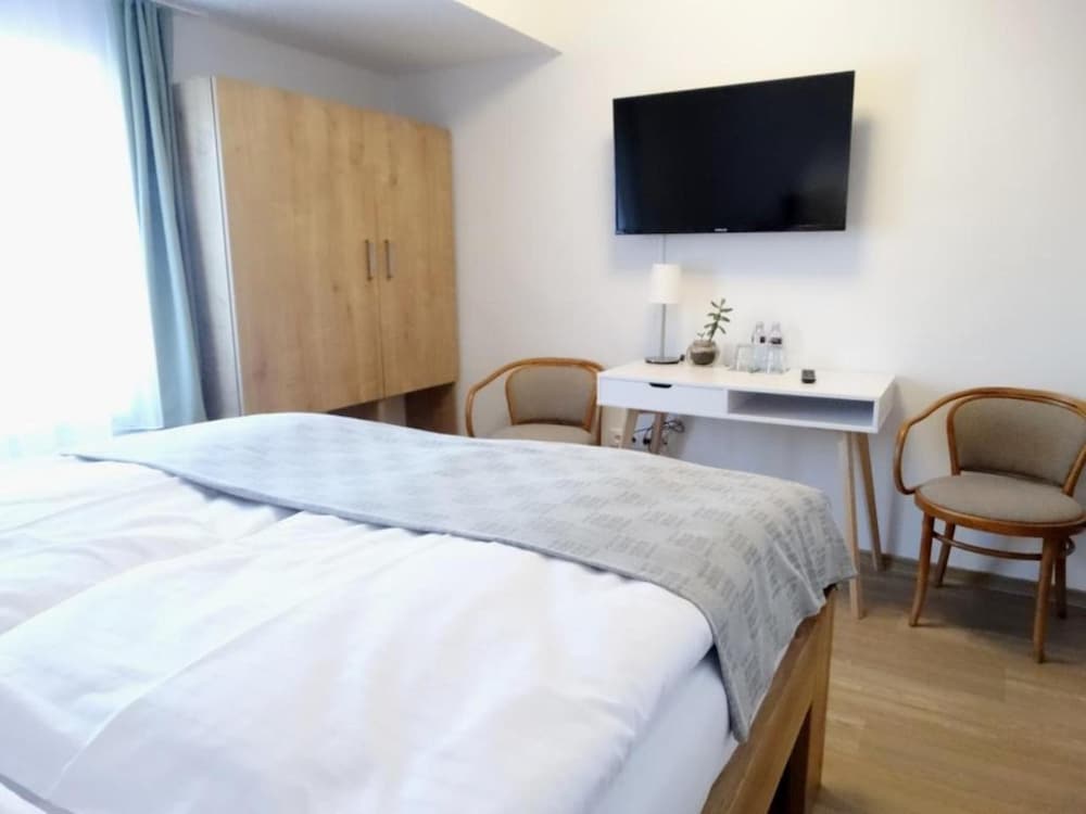 Classic Double Room, Ensuite, City View