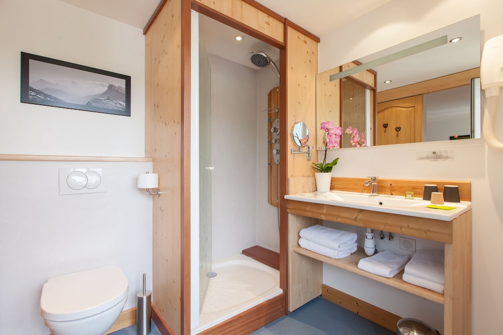 Comfort Room, 1 Queen Bed, Non Smoking, Mountain View Comfort Room, 1 Queen Bed, Non Smoking, Mountain View