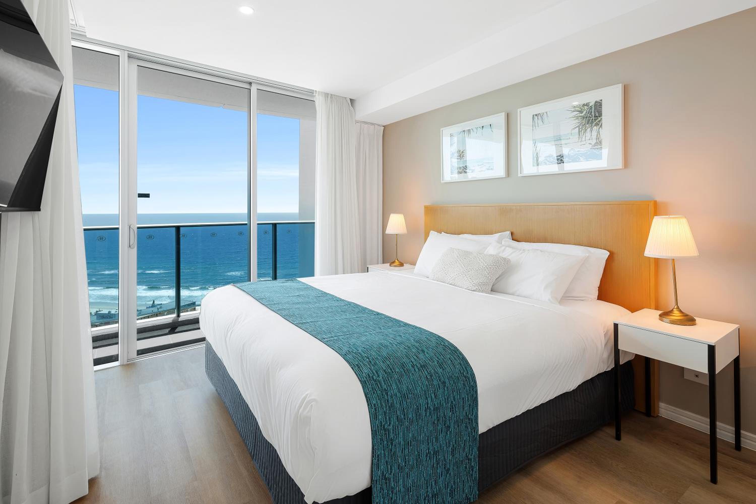 Two bedroom, Two bathroom level 25 Ocean view photo 1