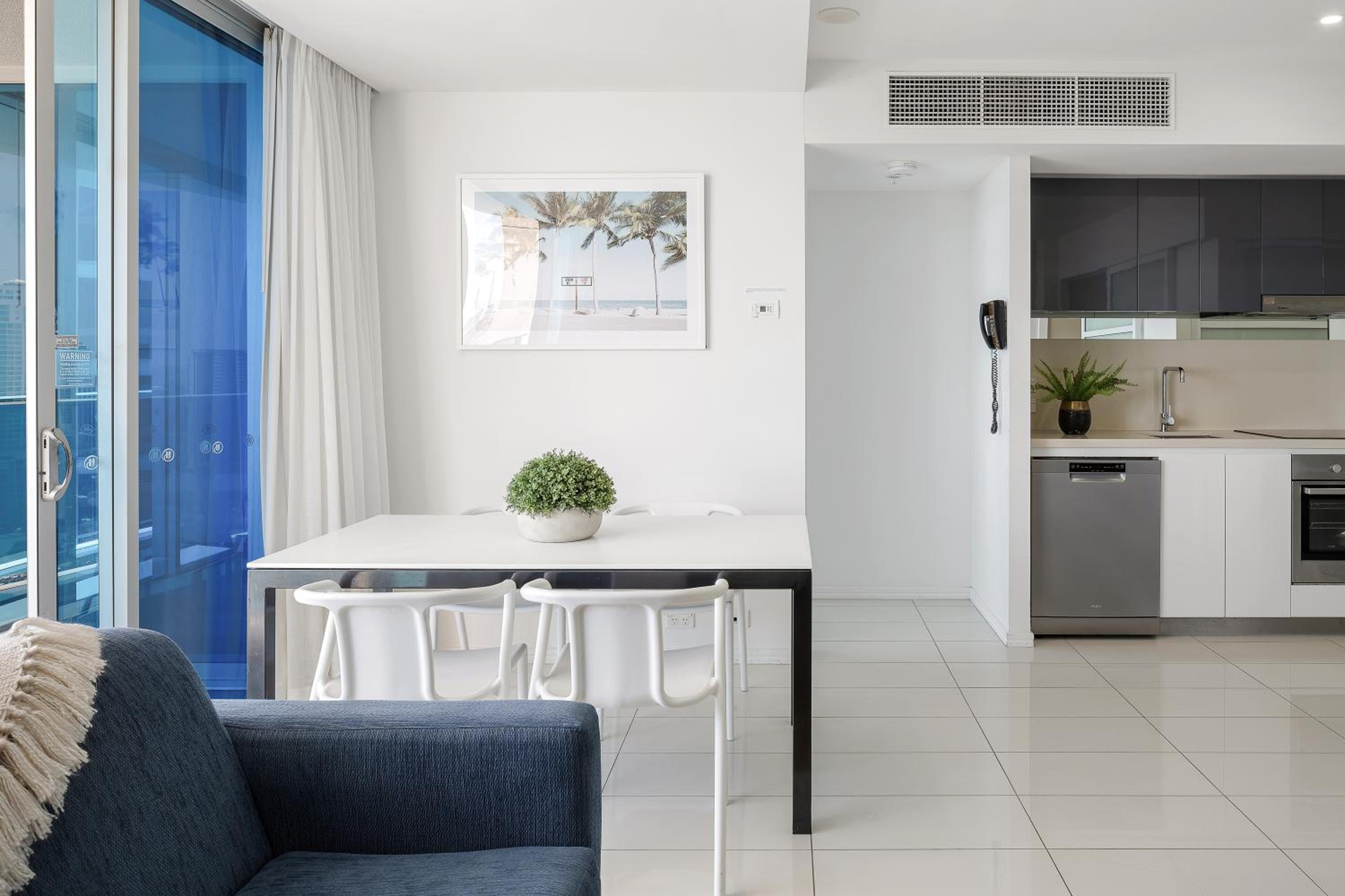 Two bedroom, Two bathroom level 25 Ocean view photo 3