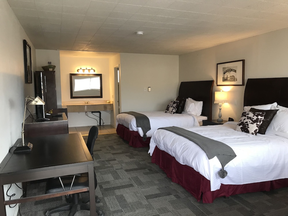 Standard Room, 2 Queen Beds photo 2