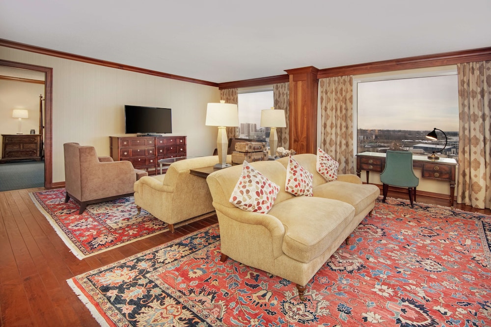 Suite, 1 King Bed - Photo 3