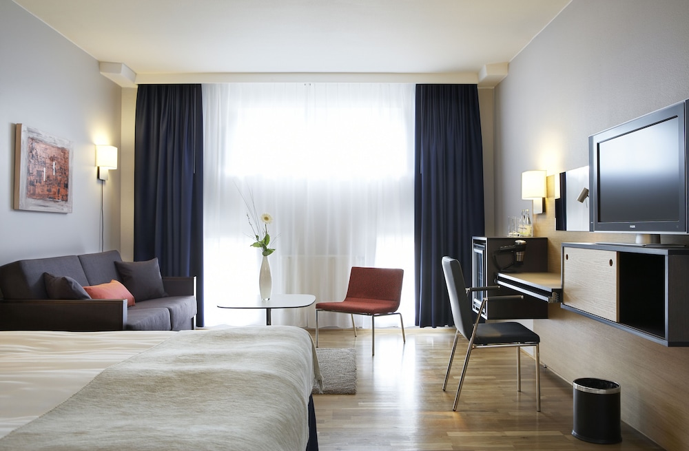 Standard Room, 1 King Bed with Sofa bed, Non Smoking photo 3